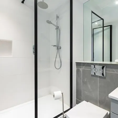 Woodward Square One By At شقة