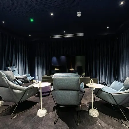Апартаменты Woodward Square One By At
